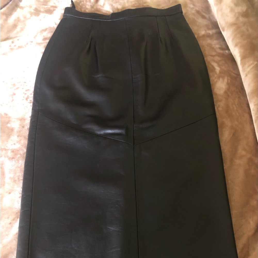 black leather skirt never worn, back slit, tailored lines, mid-calf length